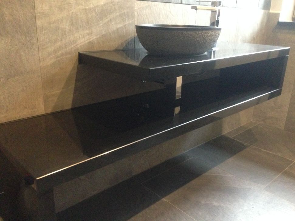 Łazienka wykończona granitem. Granitowe blaty łazienkowe