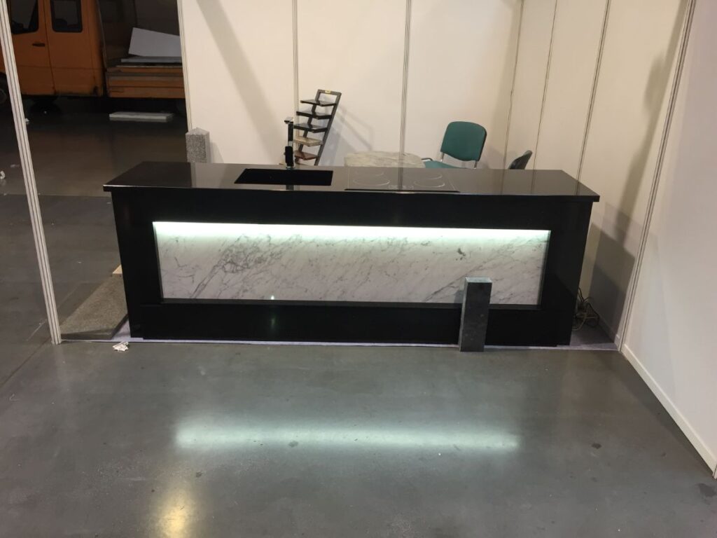 Granitowa wyspa kuchenna czarna ekskluzywna elegancka kamienna kamieniarstwo Granmarys Śląsk Jaworzno