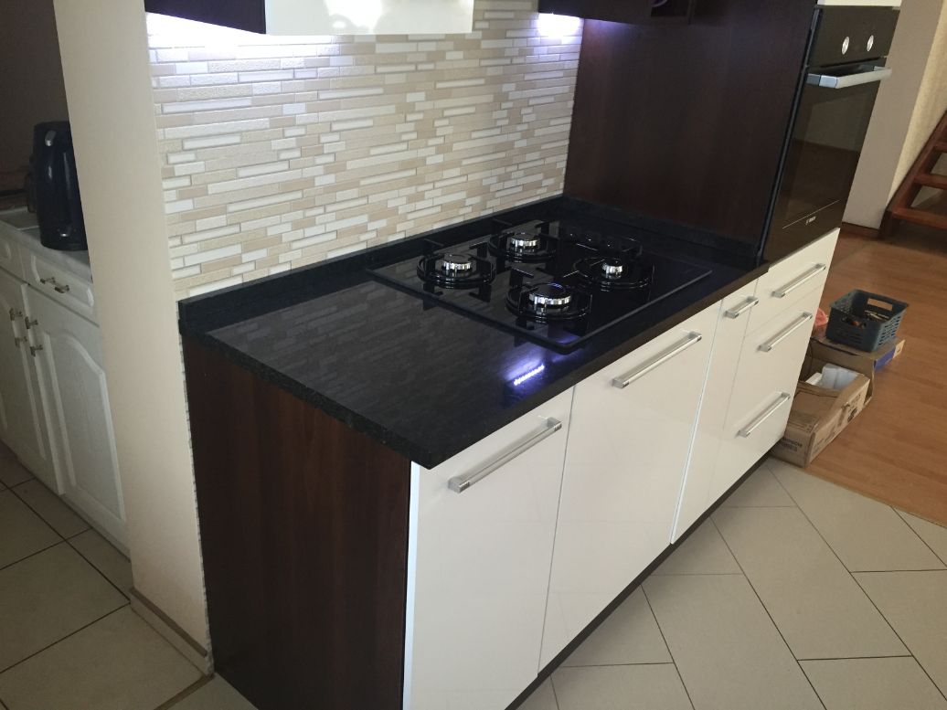 Granitowa wyspa kuchenna