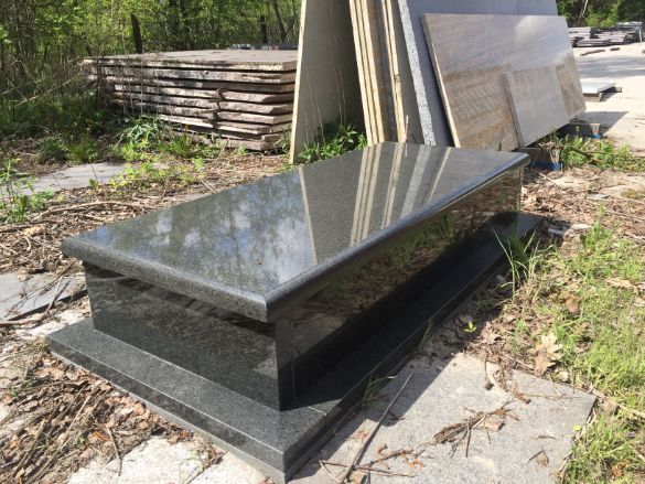 Nagrobek granitowy