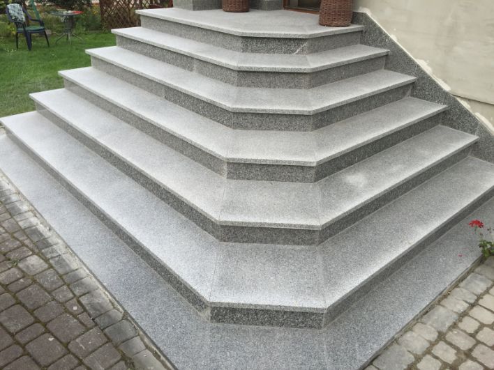 Schody granitowe zewnętrzne Granmarys Jaworzno. Realizacje projektów z granitu i marmuru. 
