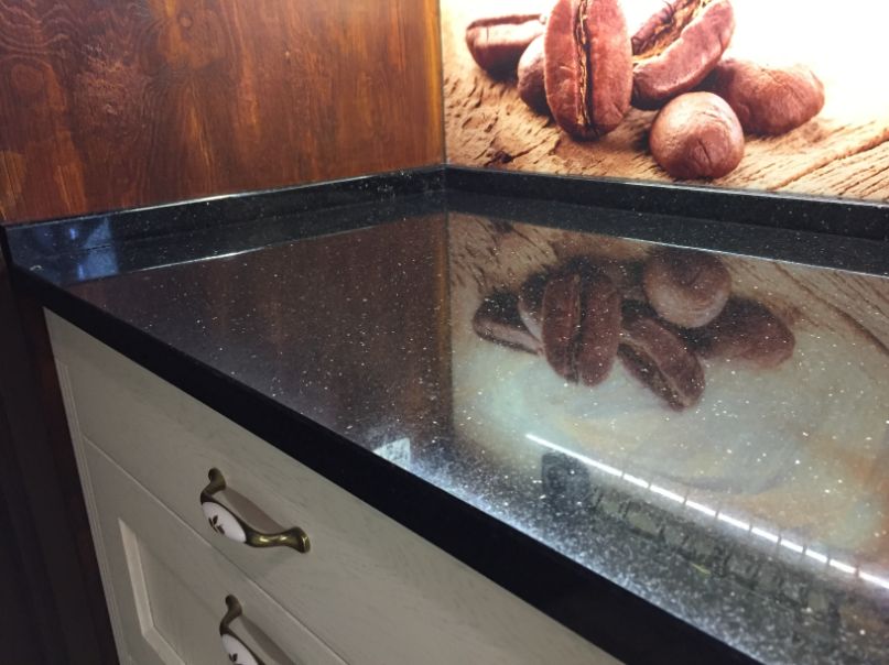 Granitowy blat kuchenny ciemny czarny połyskujący ekskluzywny galaxy star gwiazdy klasyczny piękny kamieniarz Śląsk Granmarys Jaworzno