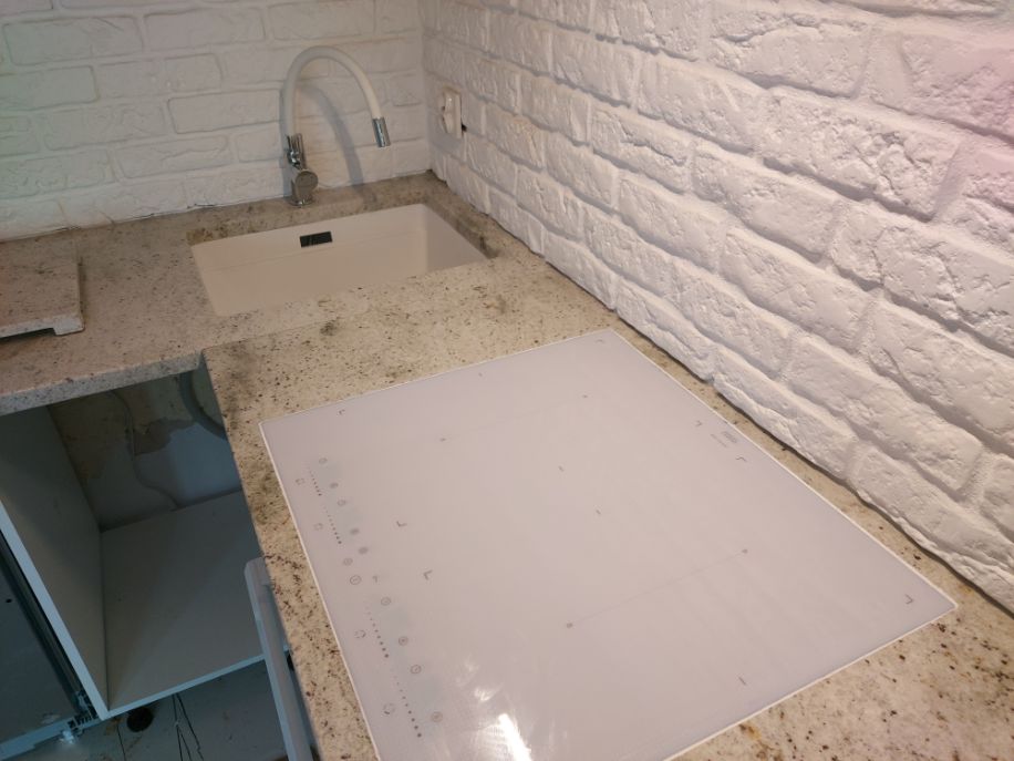 Granitowy blat kuchenny jasny. Realizacje projektów z granitu i marmuru. 