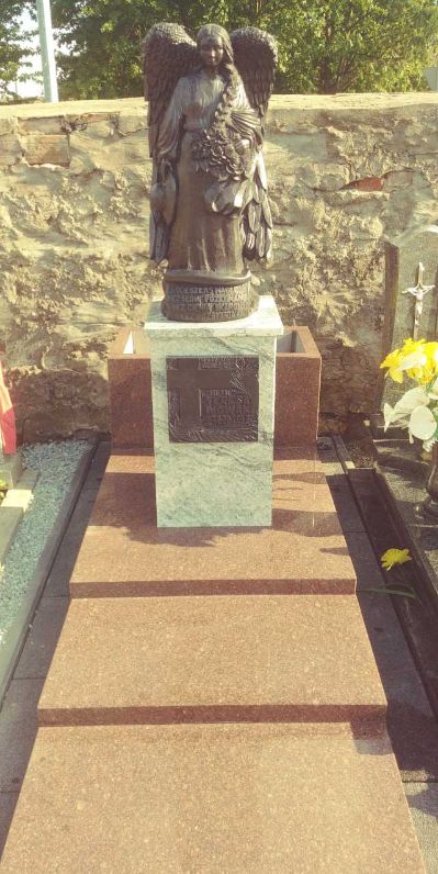 Nagrobek granitowy Granmarys Jaworzno. Nagrobek z rzeźbą. Realizacje projektów z granitu i marmuru. 