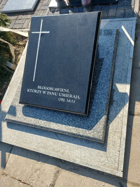 Obelisk granitowy. Nagrobki granitowe.