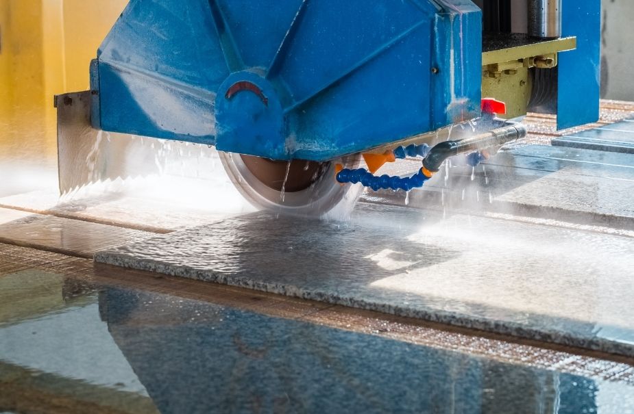 Cięcie płyty granitowej. Kamieniarz zakład kamieniarski Granmarys Jaworzno