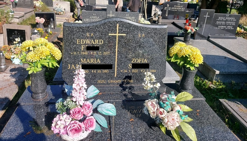 Nagrobek granitowy pomnik Jaworzno Granmarys ciemny podwójny piwnica tablica nagrobkowa