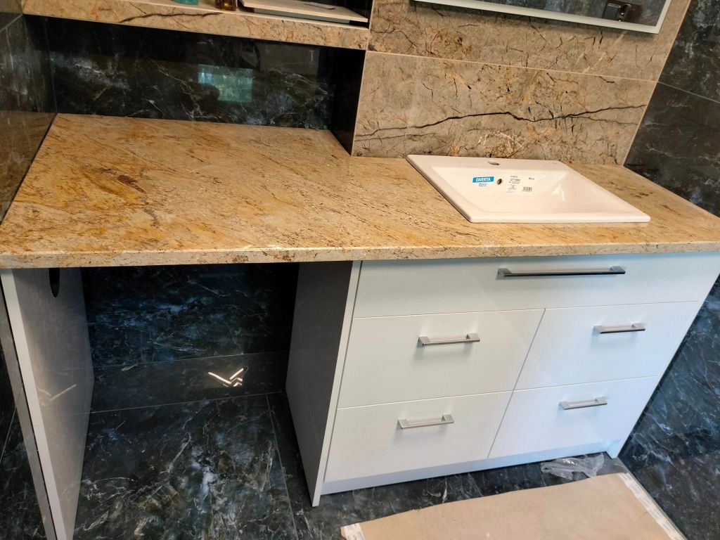 Granmarys Jaworzno blat granitowy łazienkowy jasny granit elegancki nowoczesna łazienka kamieniarstwo. Realizacje projektów z granitu i marmuru. 