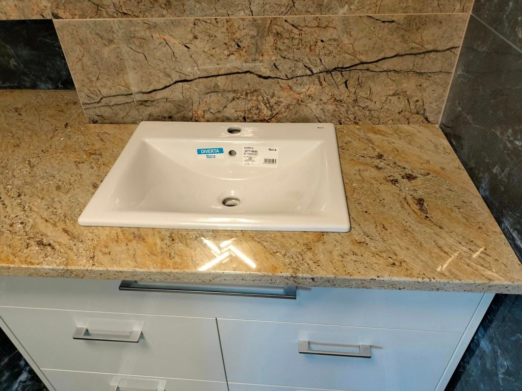 Granmarys Jaworzno blat granitowy łazienkowy jasny granit elegancki nowoczesna łazienka kamieniarz. Realizacje projektów z granitu i marmuru. 