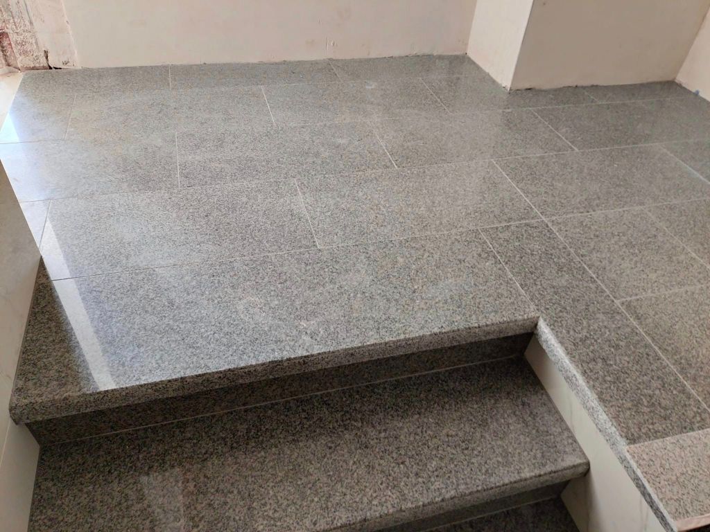 Posadzka granitowa zewnętrzna Granmarys Jaworzno szara gładka elegancka lśniąca bezpieczna