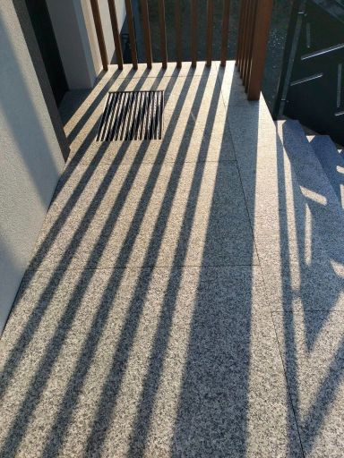 Posadzka granitowa zewnętrzna Granmarys Jaworzno szara płomieniowana bezpieczna trwała
