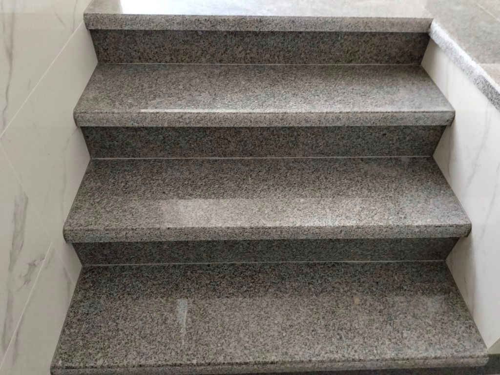 Schody granitowe wewnętrzne Granmarys Jaworzno szare gładkie lśniące ciemne