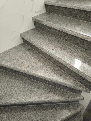 Schody granitowe wewnętrzne Granmarys Jaworzno szare gładkie lśniące klatka schodowa..