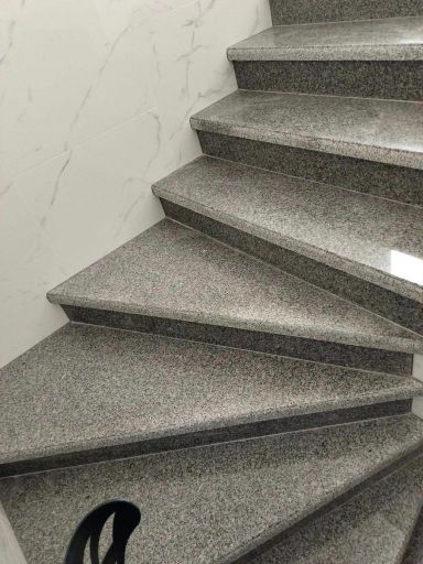 Schody granitowe wewnętrzne Granmarys Jaworzno szare gładkie lśniące klatka schodowa. Realizacje projektów z granitu i marmuru. 