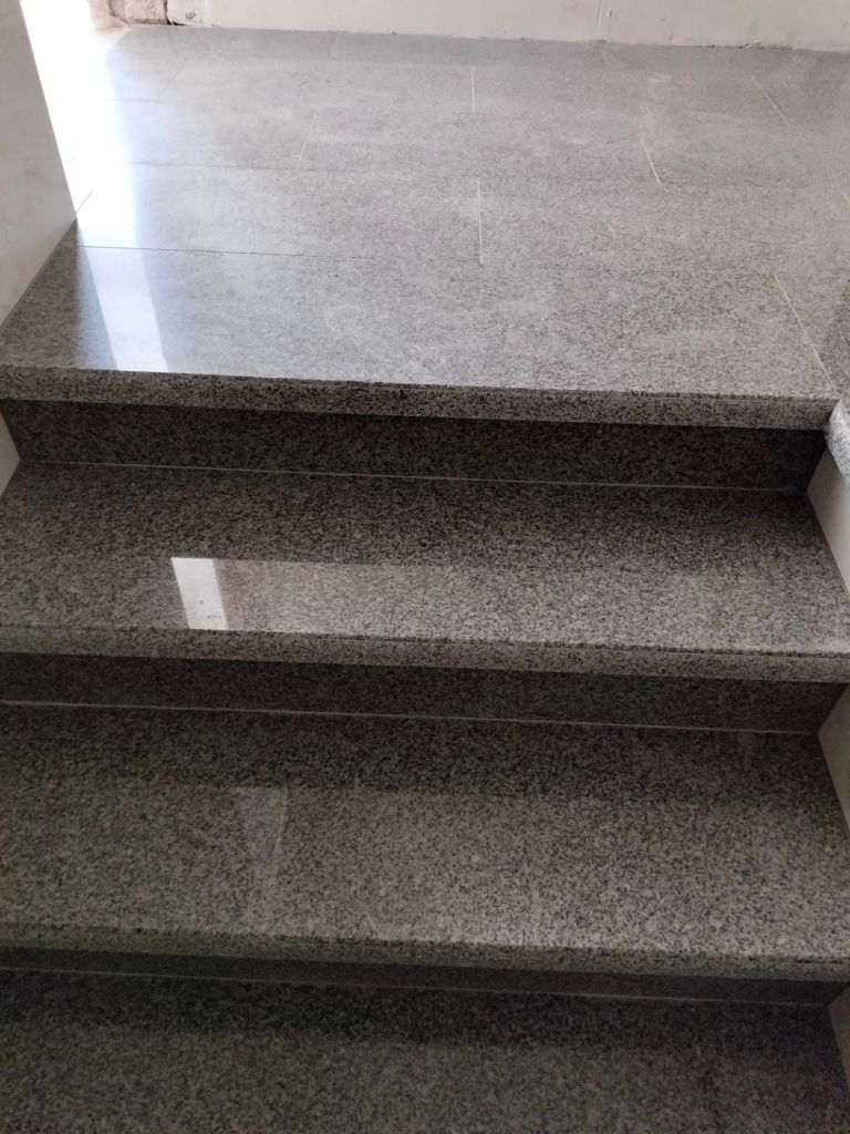 Schody granitowe wewnętrzne Granmarys Jaworzno szare gładkie lśniące klatka schodowa stopnie. Realizacje projektów z granitu i marmuru