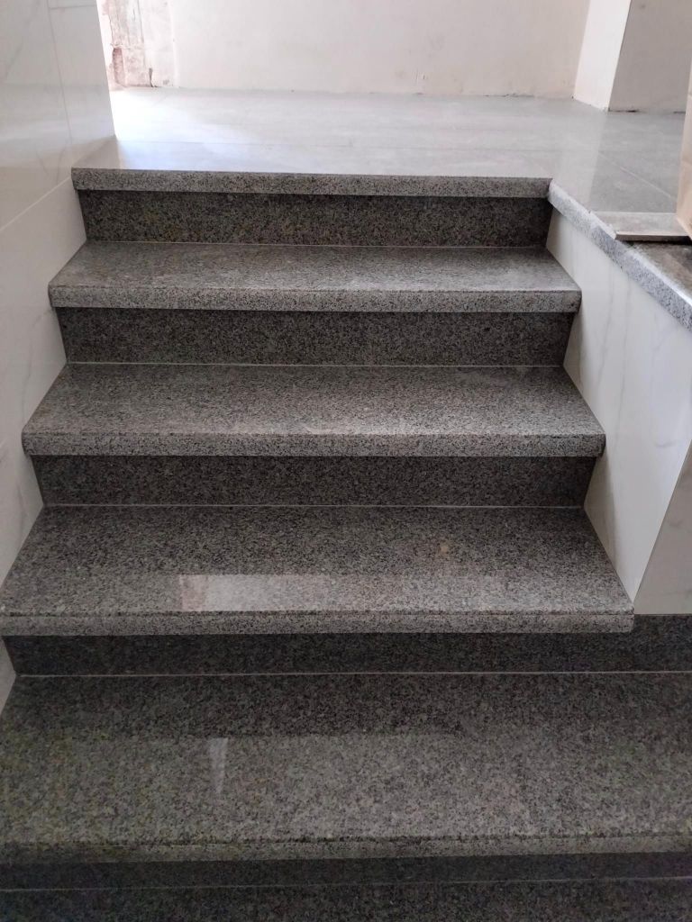 Schody granitowe wewnętrzne Granmarys Jaworzno szare gładkie lśniące klatka schodowa...