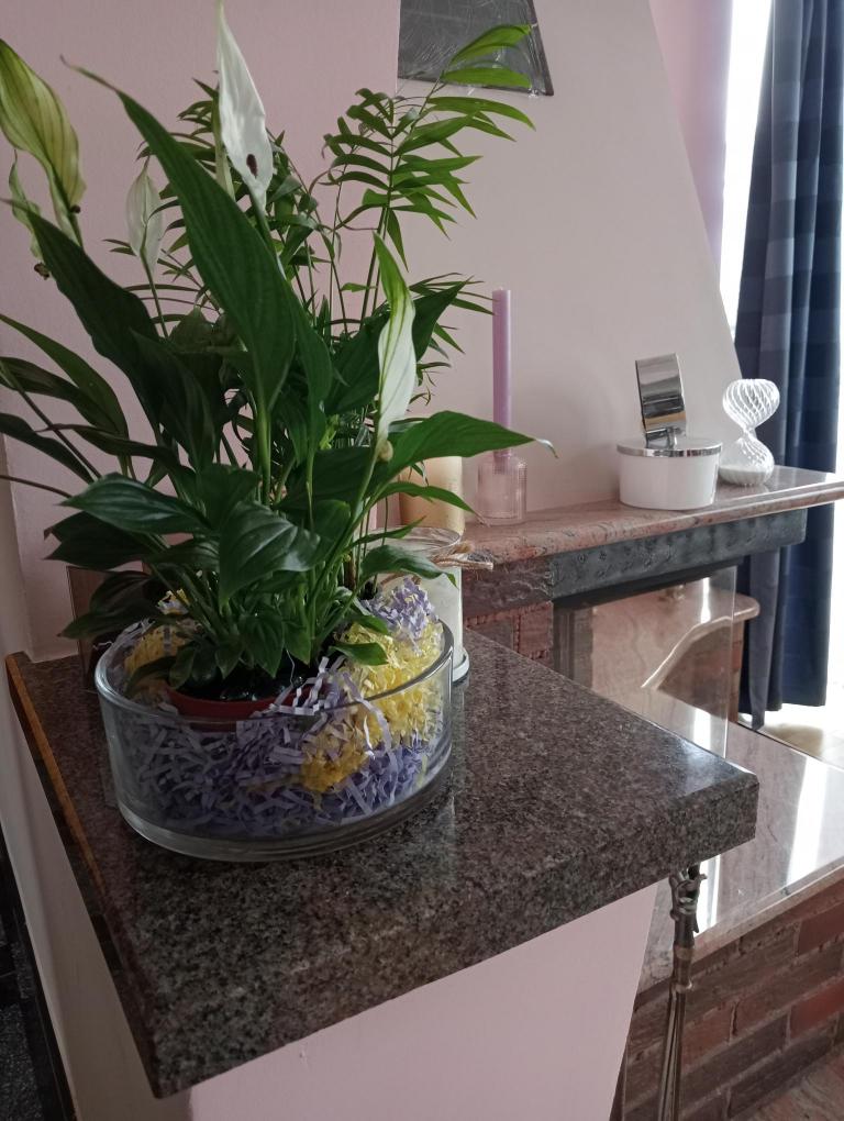 Wewnętrzne parapeciki i widok kominka z granitu Granmarys Jaworzno. Kamieniarz. Zakład kamieniarski