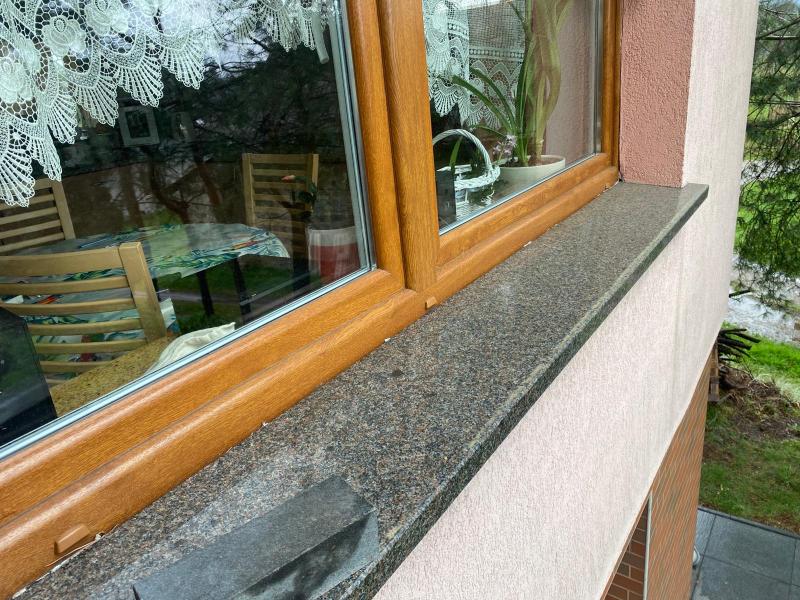 Kamień naturalny jako ponadczasowe i eleganckie wykończenie domu. Parapet granitowy ciemny zewnętrzny