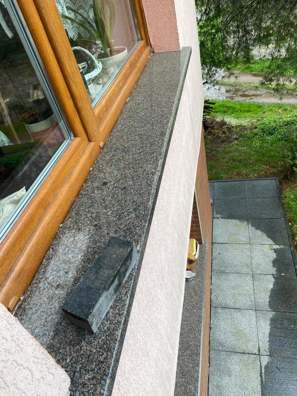 Widok na posadzkę granitową oraz okno. Granmarys Jaworzno. Kamieniarz. Zakład kamieniarski