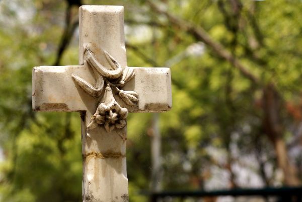 Jak usunąć plamy z wosku na nagrobku