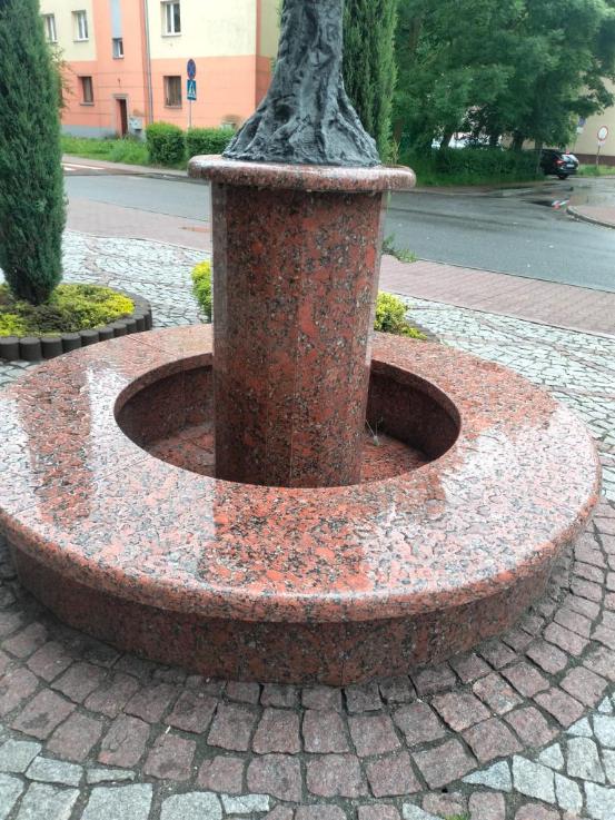 Fontanna z granitu w Jaworznie. projekt i wykonanie Granmarys
