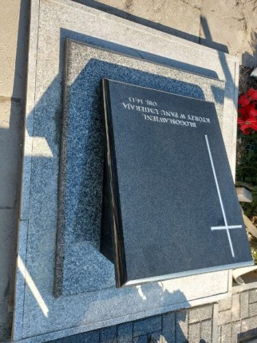 Tablica granitowa czarna ciemna polerowana wzorki wzory pasma kamień naturalny Nagrobki granitowe Granmarys Jaworzno Zakład kamieniarski kamieniarz kamieniarstwo Jaworzno Śląsk